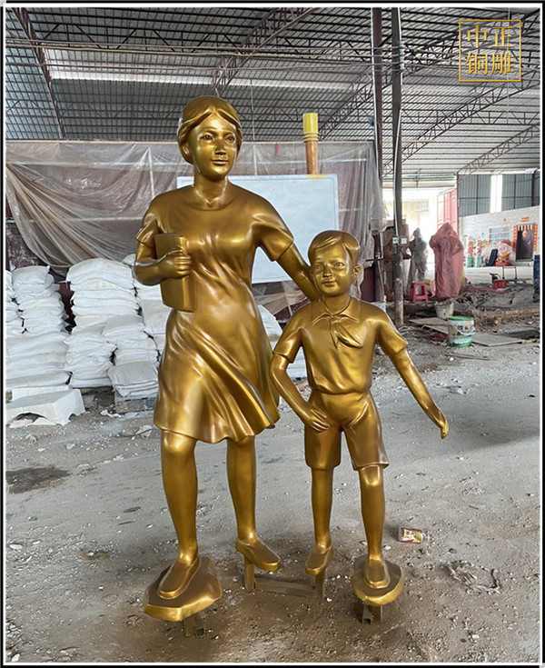 师生铜雕塑在校园钟的角色(图1)