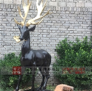 卡通铜鹿雕塑.png