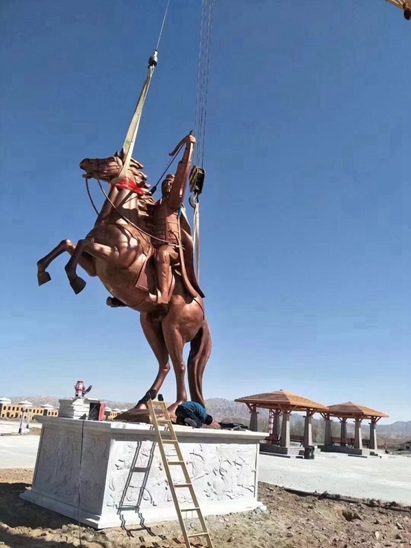 骑马人物铜雕