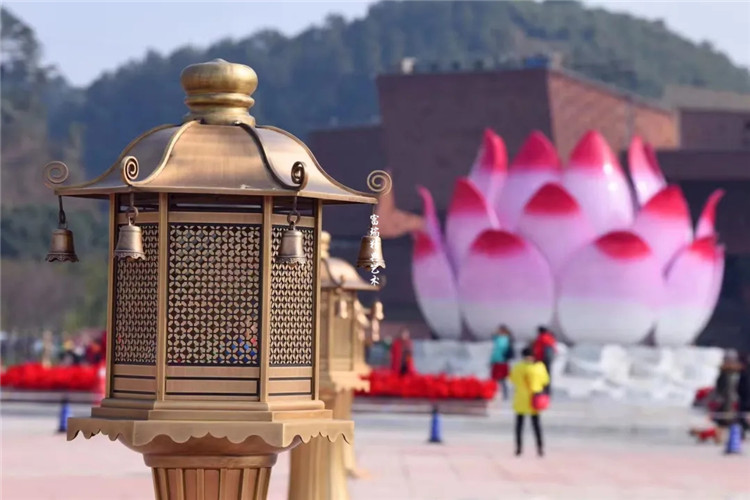 1611544147101201.jpg 四川乐山大佛景区莲花雕塑及莲花灯(图11)