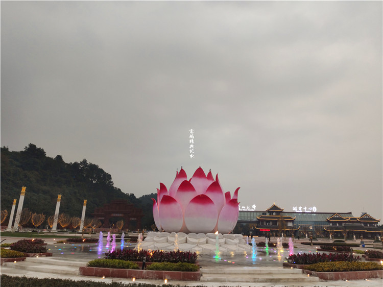 1609738698167388.jpg 四川乐山大佛景区莲花雕塑及莲花灯(图15)
