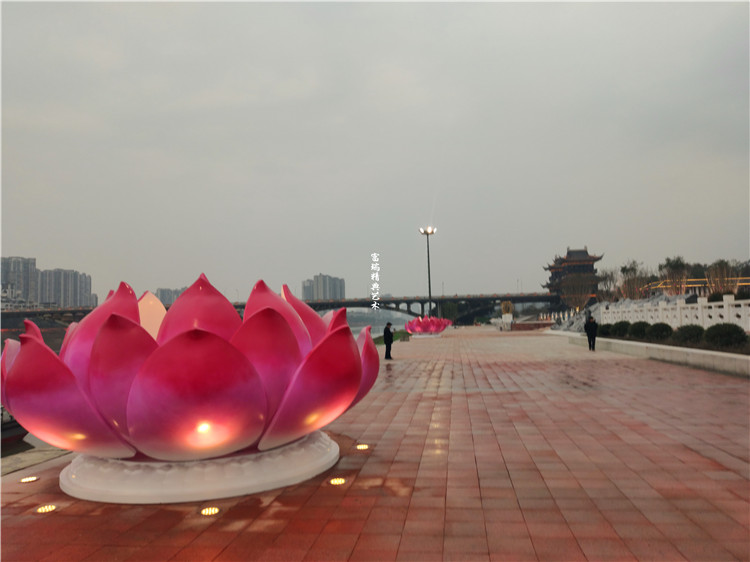 1609738699117036.jpg 四川乐山大佛景区莲花雕塑及莲花灯(图27)